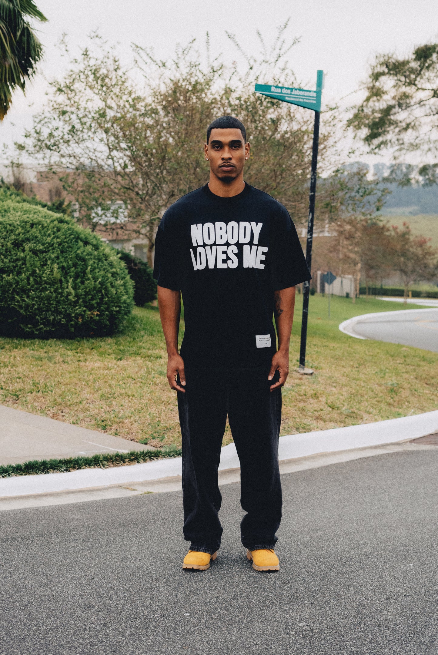NOBODY LOVES ME LIKE JESUS BLACK T-SHIRT