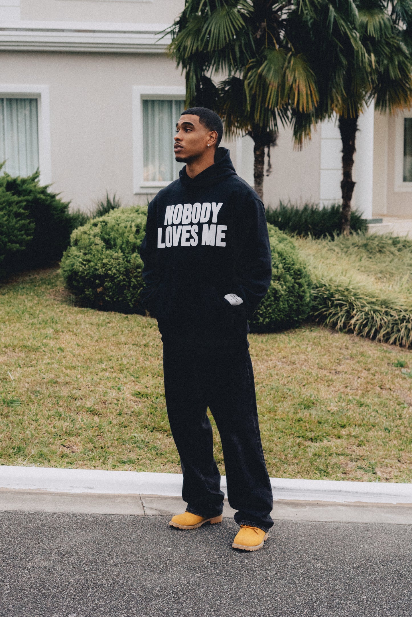 BLACK SWEATSHIRT NOBODY LOVES ME LIKE JESUS